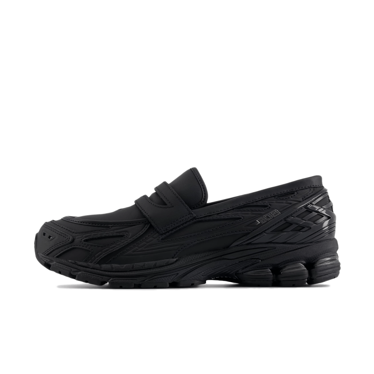 Zijaanzicht van de New Balance 1906L Black sneaker met technische mesh upper en strakke zwarte details. Deze volledig zwarte uitvoering combineert performance roots met een moderne all-black streetstyle look.