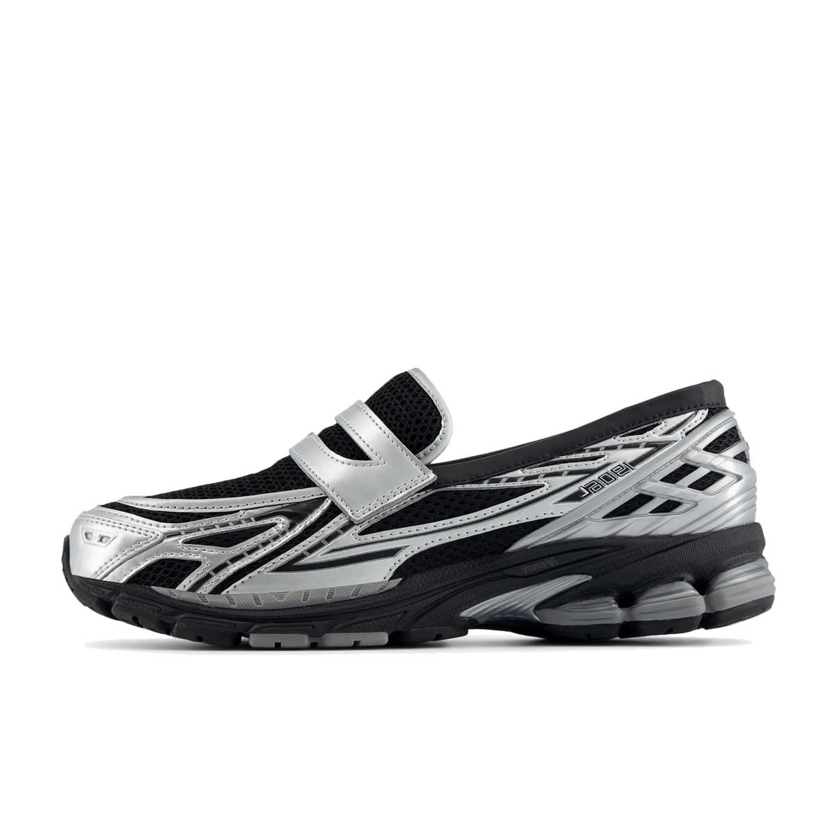 Zijaanzicht van de New Balance 1906L in Silver Metallic Black. De combinatie van glanzend zilver en diepe zwarte accenten geeft deze sneaker een futuristische edge met performance-uitstraling.