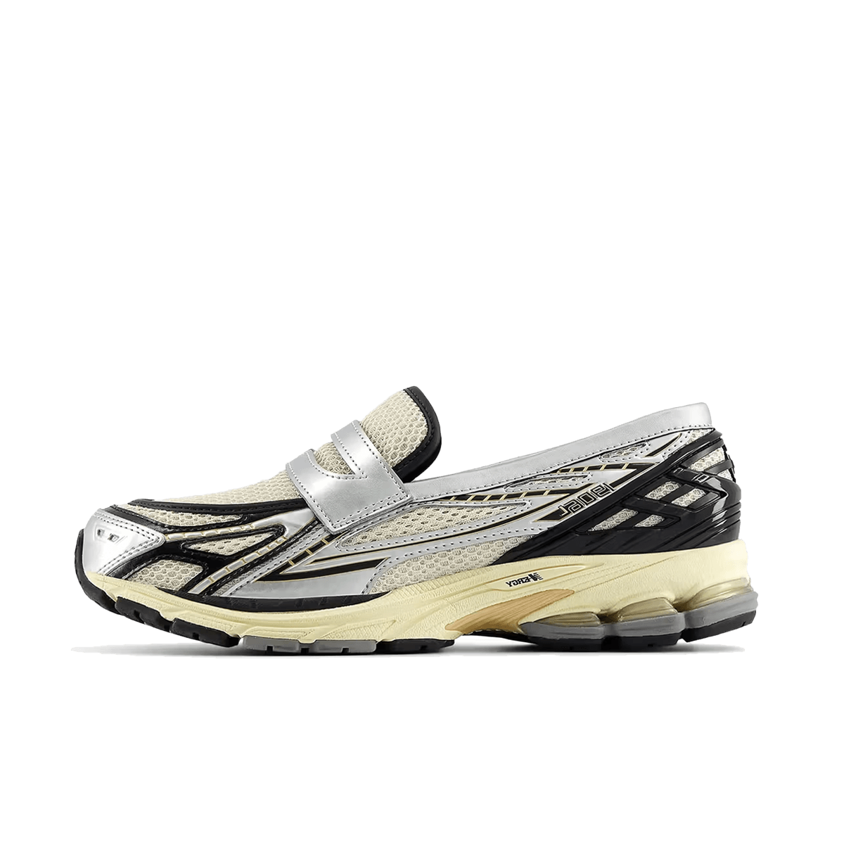 Zijaanzicht van de New Balance 1906L in Silver Metallic en Cream tinten. De combinatie van glanzend zilver en zachte beige tonen geeft deze runner een futuristische maar verfijnde uitstraling.