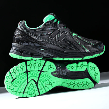 1906R New Balance 1906R Dark Silver Metallic Lab Green – model draagt Normaal / True to size sneaker in technical streetwear look