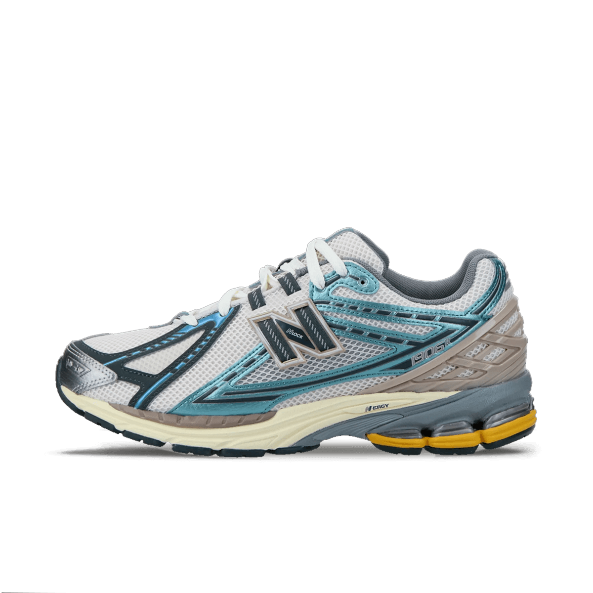 Zijaanzicht van de New Balance 1906R in Metallic Teal met New Spruce accenten. De opvallende kleurcombinatie geeft deze sneaker een sportieve en futuristische vibe, perfect voor statement styling.