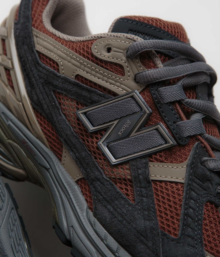 Originele verpakking van de New Balance 1906U Rich Oak Phantom – clean NB-box met premium uitstraling en herfstkleurig detail via Snrkickz