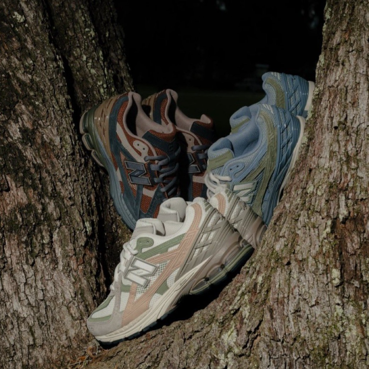 New Balance 1906U Rich Oak Phantom on foot – gedragen in een techwear outfit met earthy tones en zwarte cargo’s via Snrkickz