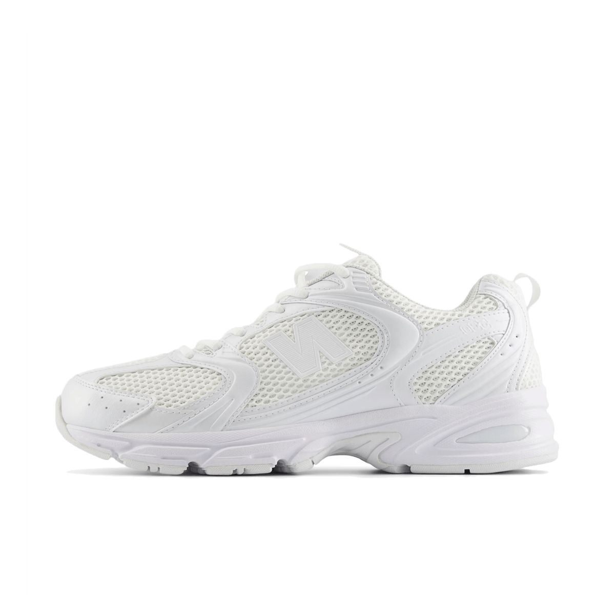 Zijaanzicht van de New Balance 530 Triple White MR530PA met volledig witte mesh en leren overlays, retro hardloopsilhouet