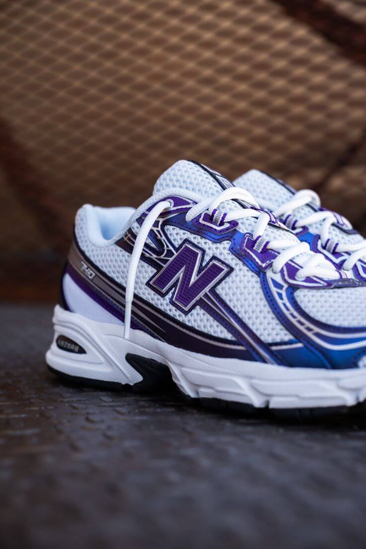 Originele verpakking van de New Balance 740v2 Concord Grape – retro box en branding, perfect voor verzamelaars via Snrkickz