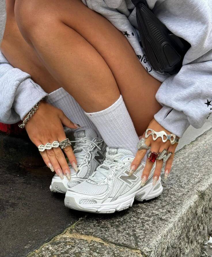 New Balance 740v2 White Silver Reflection on foot – gedragen in een cleane streetwear fit met high-top silhouet en metallic shine via Snrkickz