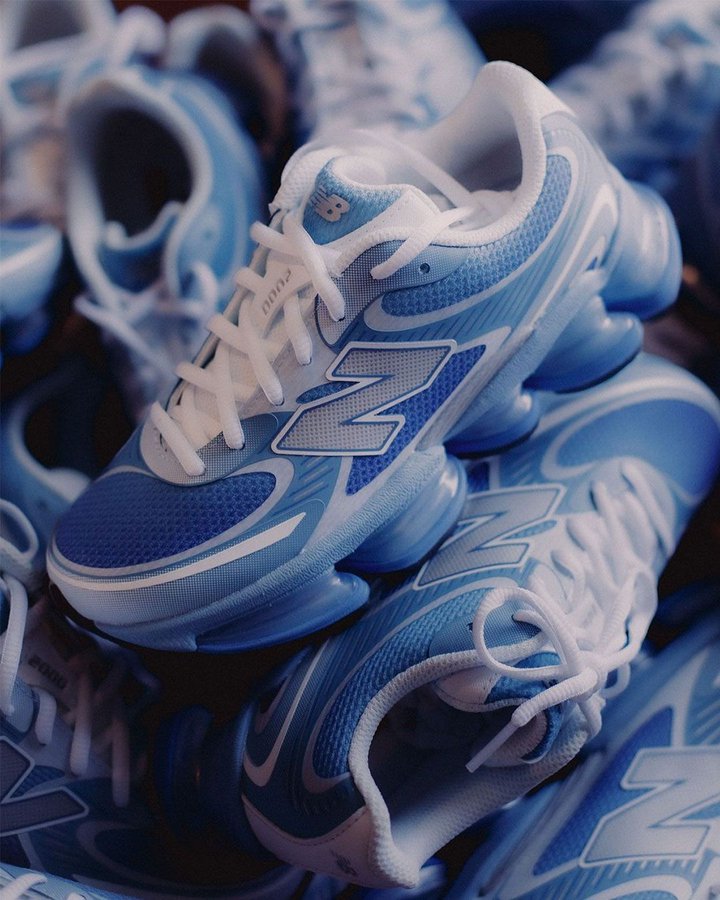 New Balance Abzorb 2000 Baby Blue – model draagt schoen in casual streetwear look met lichte denim