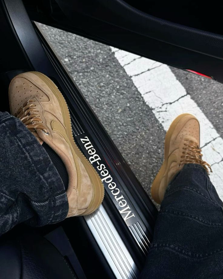 Close-up van Nike Air Force 1 Low Flax Wheat CJ9179-200 in auto-interieur, casual urban lifestyle vibe