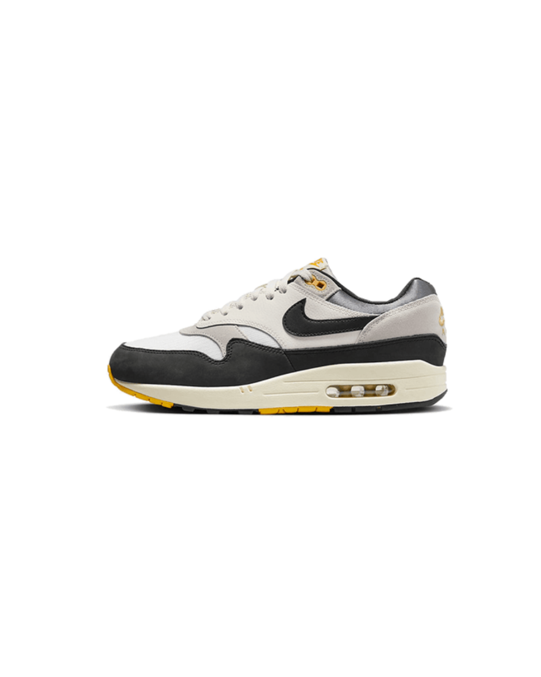 Nike Air Max 1 Athletic Department – zijkant met retro Swoosh en crème suède, verkrijgbaar bij Snrkickz
