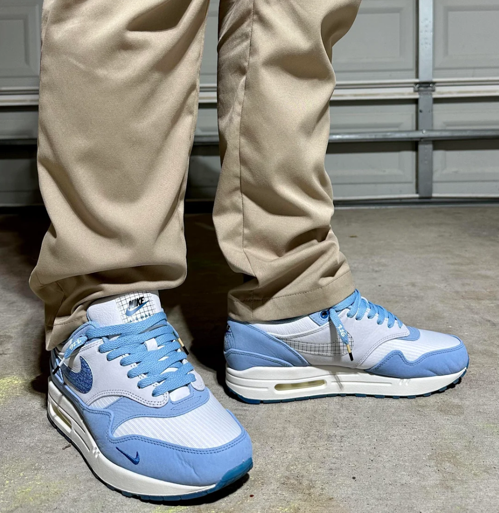 Close-up van de ijzige blauwe zool van de Nike Air Max 1 Blueprint – exclusief te vinden op Snrkickz