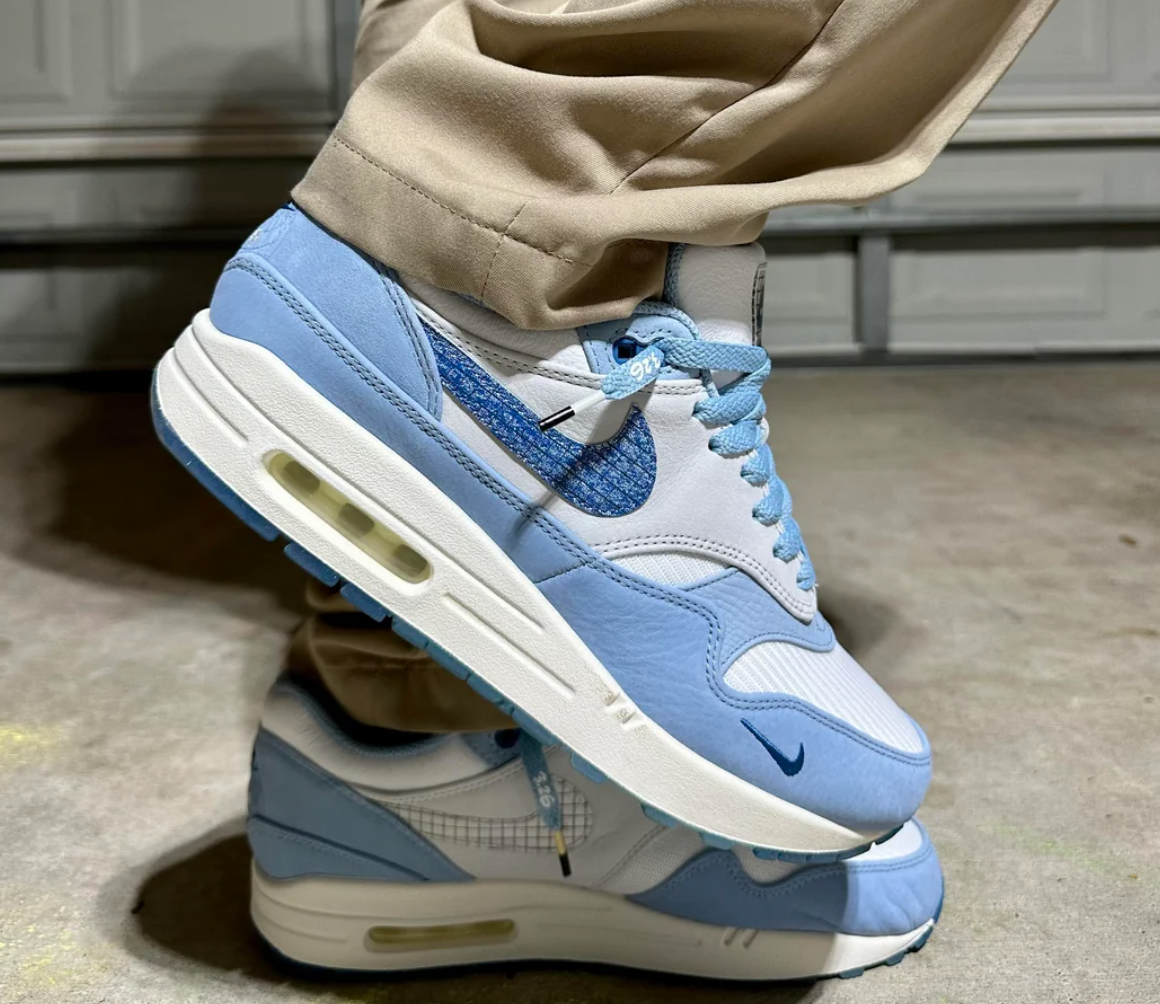 Close-up van de ijzige blauwe zool van de Nike Air Max 1 Blueprint – exclusief te vinden op Snrkickz