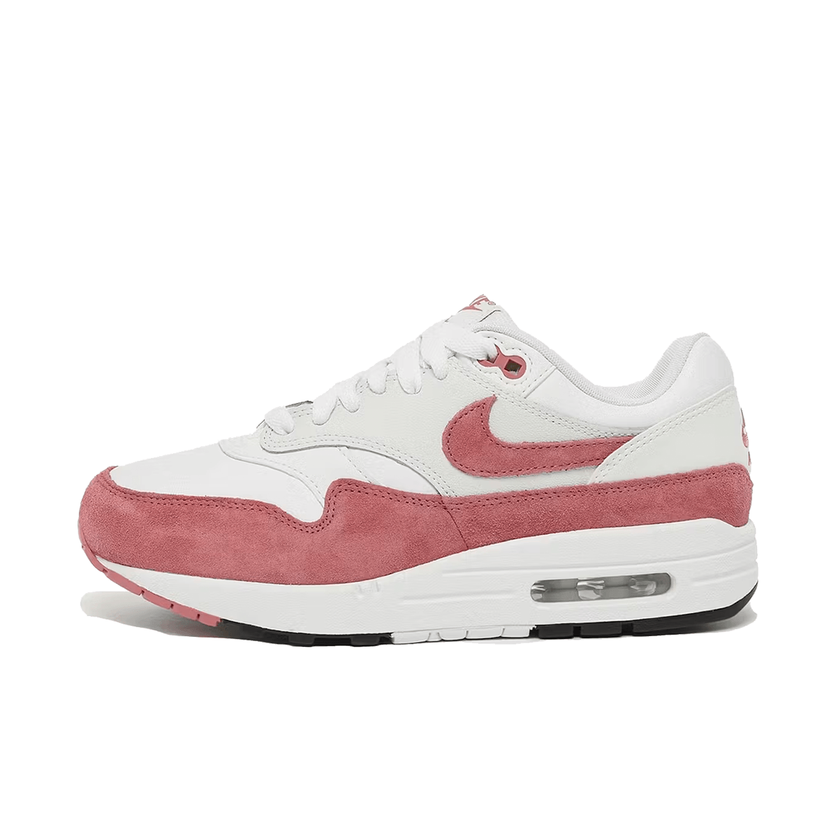 Zijaanzicht van de Women's Air Max 1 toont de zachte Canyon Pink overlays met fluwelen textuur op een fris witte mesh basis