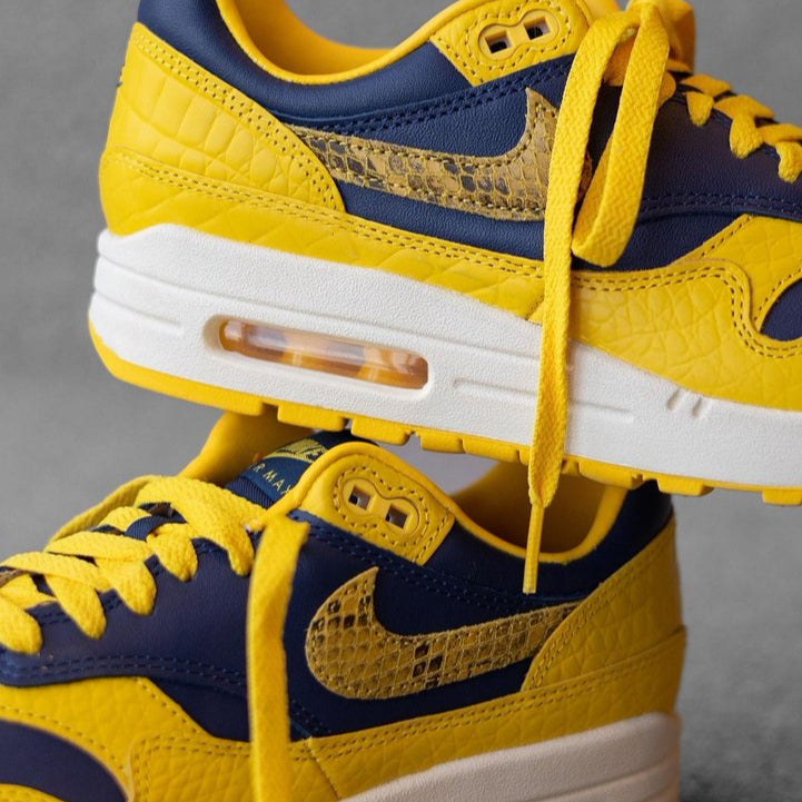 Close-up opname toont de structuur van het leer, het mini Swoosh-detail en de stitching op de toebox en veterpanelen