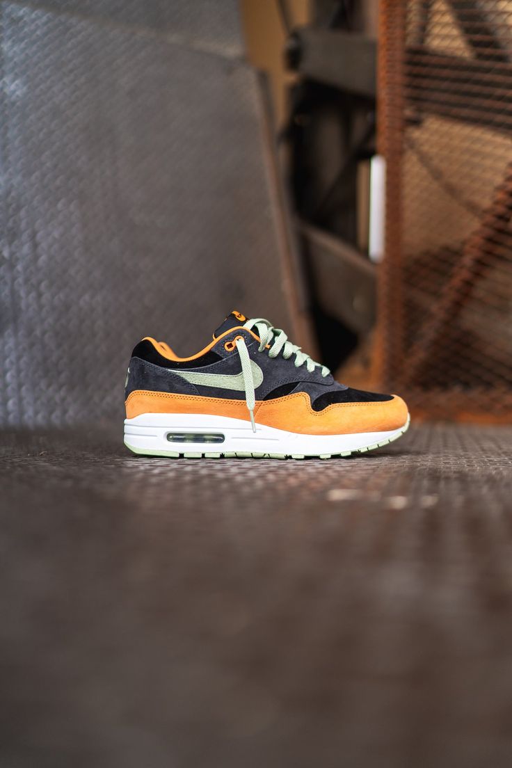 Bovenaanzicht van de Nike Air Max 1 Duck Anthracite zicht op tonglogo, grijze colorblocking en veters via Snrkickz