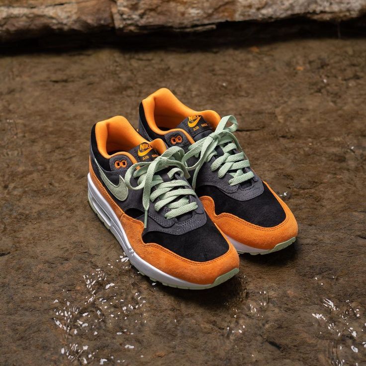 Nike Air Max 1 PRM Duck Anthracite on foot zo valt en draag je deze grijze limited edition sneaker via Snrkickz