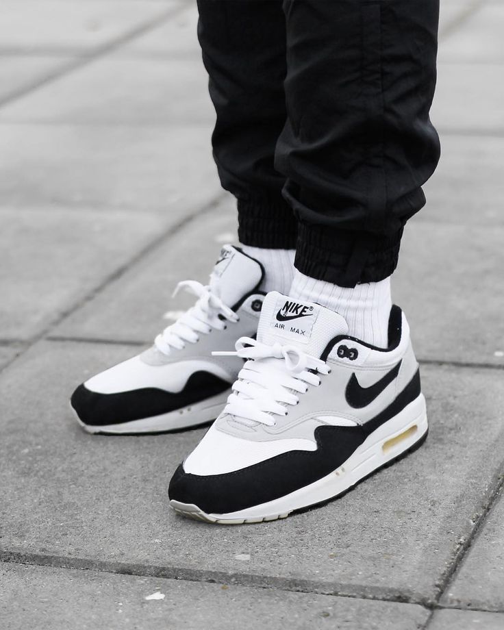 Nike Air Max 1 Essential White Pure Platinum Black – gedragen met grijze jogger en wit shirt voor een cleane streetwear fit