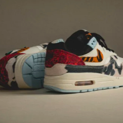 Model zwevend vastgelegd met transparante buitenzool, mix van textiel en dierenprint en zichtbaar stiksel op de tong
