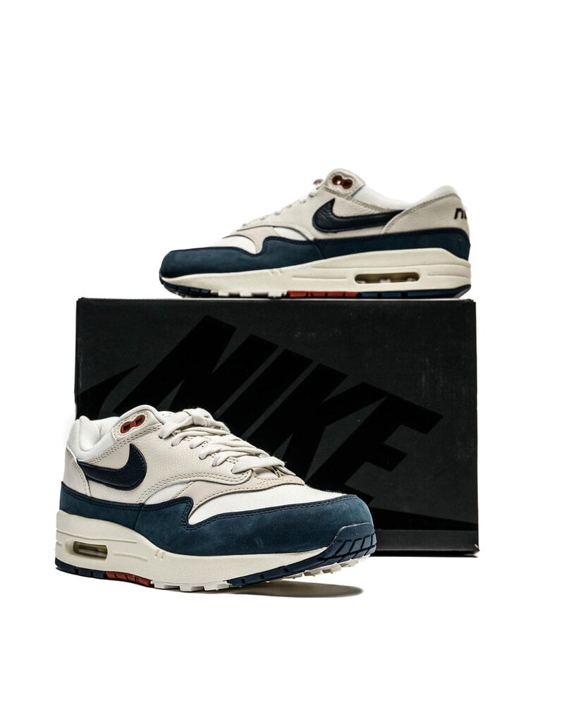 Bovenaanzicht van de Nike Air Max 1 Obsidian Rugged LX grove tong en donkere veters in beeld op Snrkickz