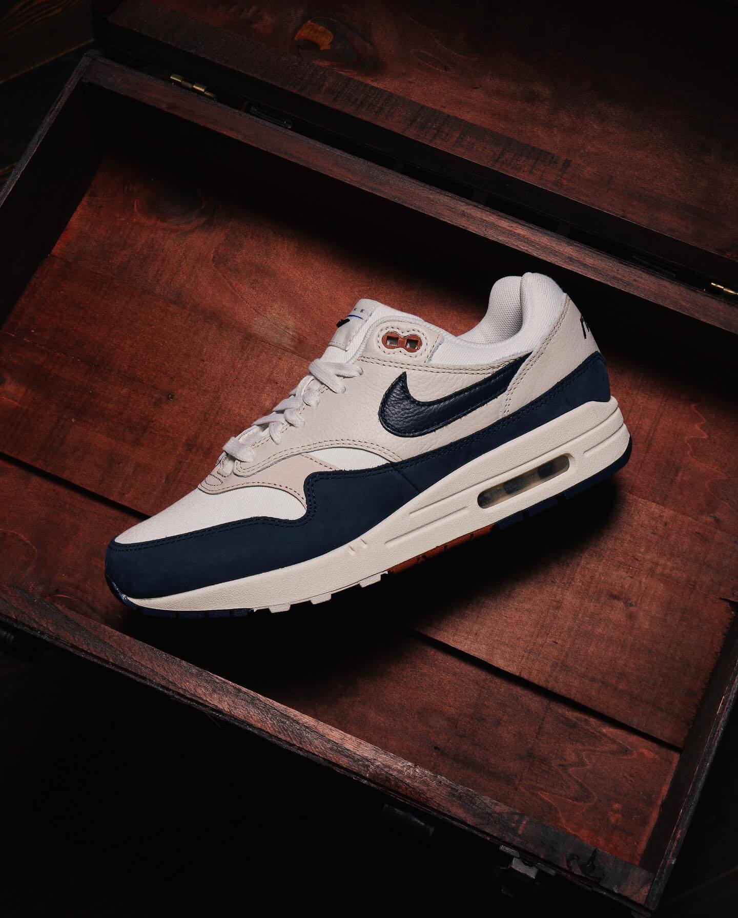 Close-up van de ruwe suède en lederen overlays van de Nike Air Max 1 Obsidian Rugged LX exclusief op Snrkickz