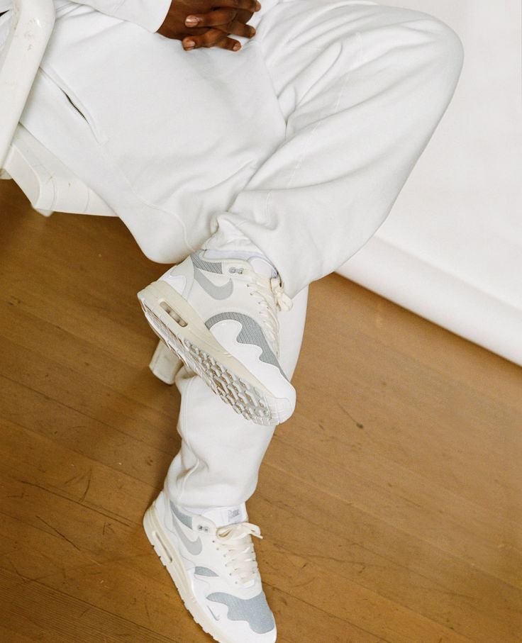 Bovenaanzicht van de Nike Air Max 1 Patta White Grey – zicht op tonglabel, veters en iconische wave mudguard via Snrkickz