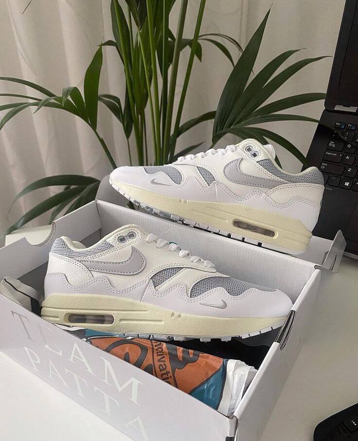 Nike Air Max 1 Patta White Grey on foot zo style je deze cleane wave collab met een minimalistische outfit via Snrkickz