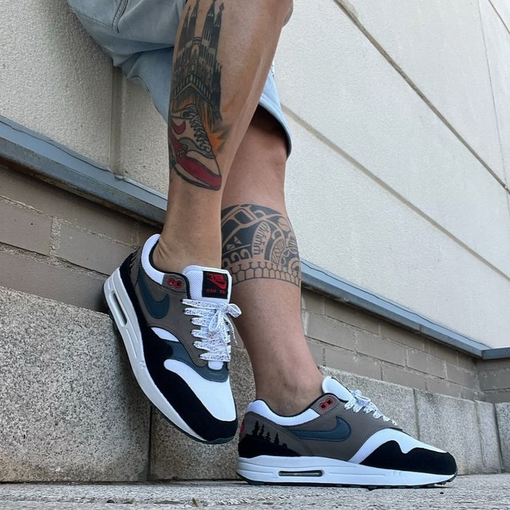 Bovenaanzicht van de Nike Air Max 1 Escape Treeline met treeline green suède, mesh toebox en outdoor-style veters