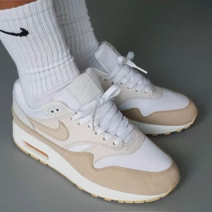 Bovenaanzicht van de Air Max 1 WMNS Sanddrift met mesh toebox, beige veters en minimalistische styling