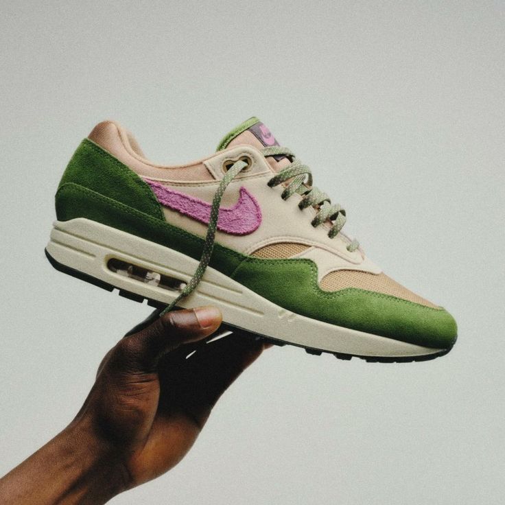 Bovenaanzicht van de Nike Air Max 1 Treeline Skunk zicht op tonglogo, paarse veters en colorblocking via Snrkickz
