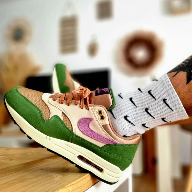 Detail van het harige suède en paarse accenten op de Nike Air Max 1 SH Treeline premium finish via Snrkickz
