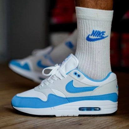 Detail van lichtblauwe Swoosh en frisse materialen op de Nike Air Max 1 White University Blue – premium afwerking via Snrkickz