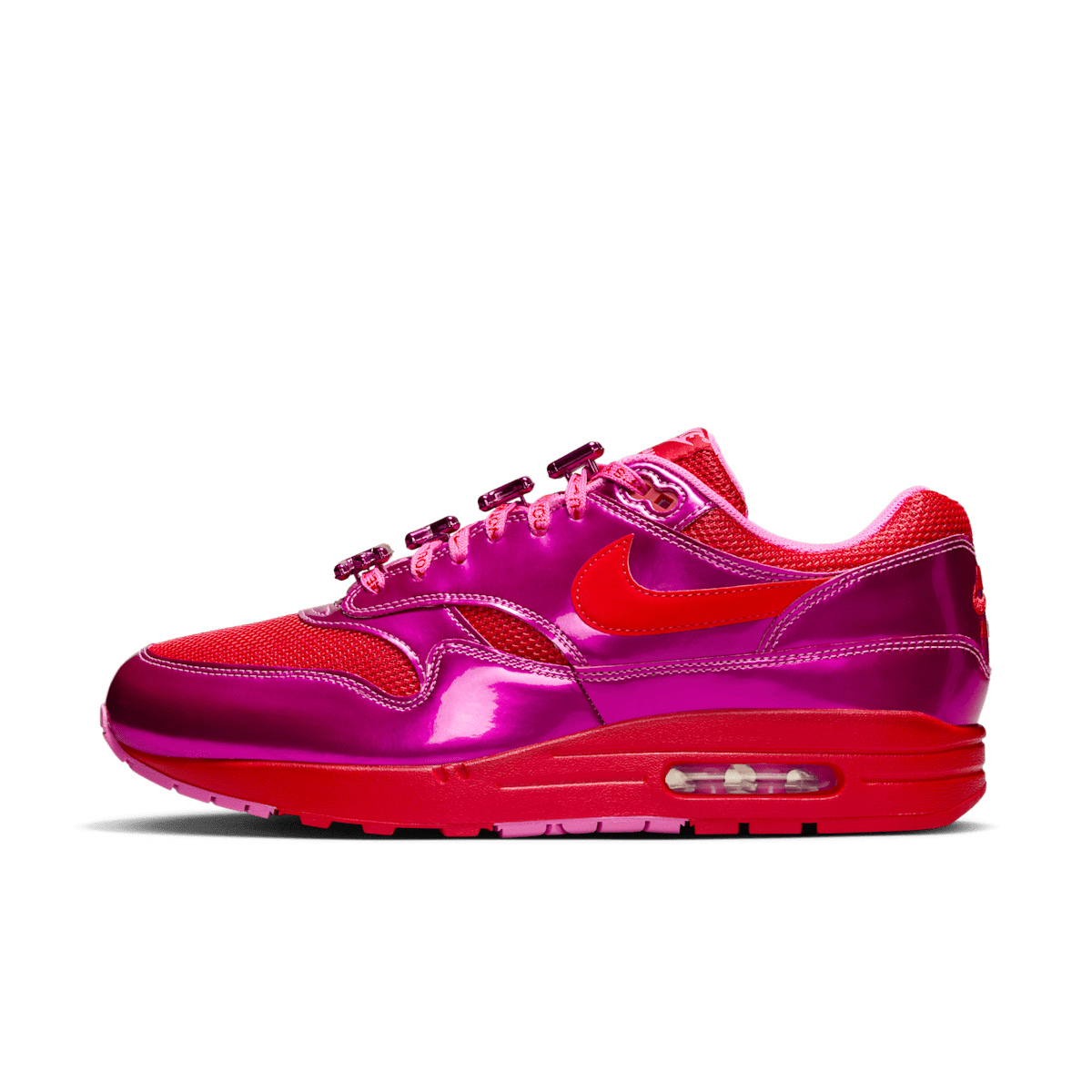 Nike Air Max 1 PRM Valentine’s Day HV2301-600 vanaf de voorkant gefotografeerd met opvallend roze bovenwerk, velvet-achtige overlays en hartvormige tongdetails subtiel zichtbaar