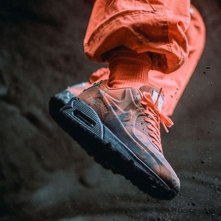Topdown van de Nike Air Max 90 Mars Landing met roodbruine ton-sur-ton kleurstelling en reflecterende tongdetails