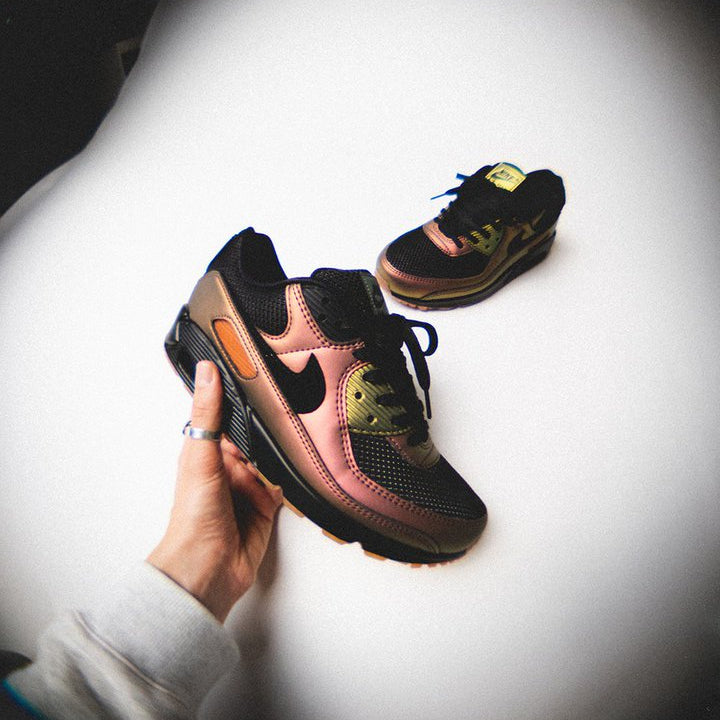 Topdown van de Nike Air Max 90 Copper met witte tong, crèmekleurige veters en subtiele metallic panelen