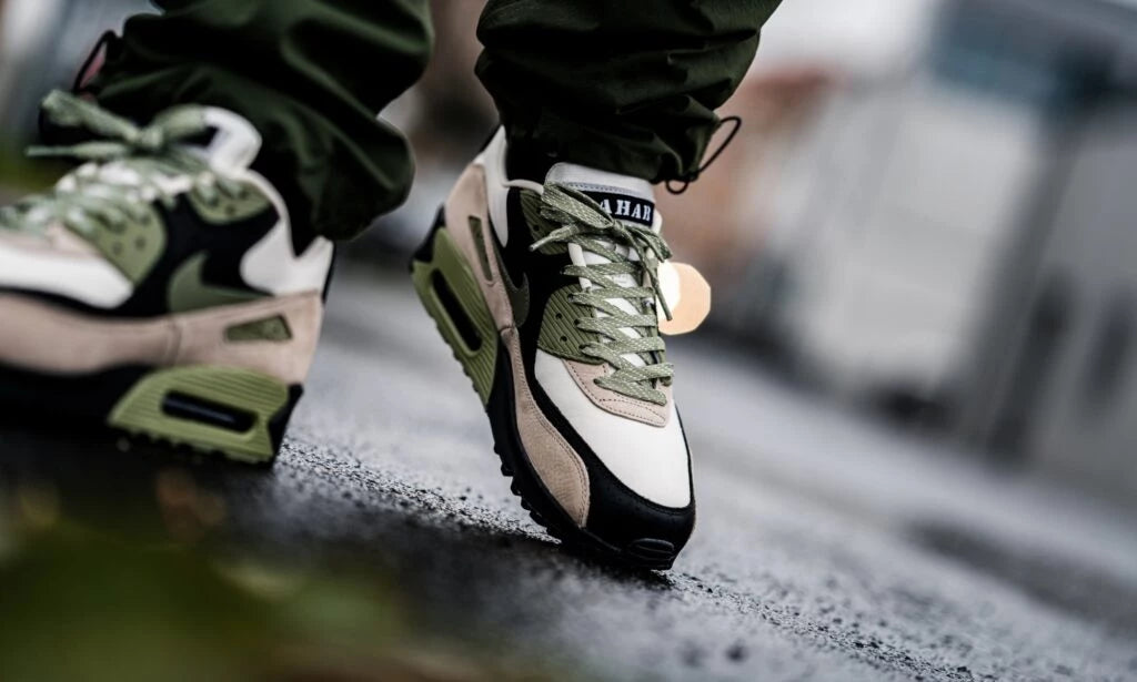 Topdown van de Nike Air Max 90 Neutral Olive met beige tong, olijfgroene veters en natuurlijke colorblock styling