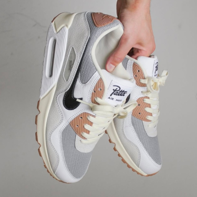 Handshot van het paar vanuit bovenaf, waarbij de branding op tong en insole duidelijk zichtbaar is voor stylingdetails