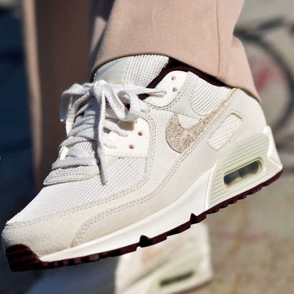 On feet van de Air Max 90 PRM Sail Burgundy Crush met herfstachtige kleurencombinatie, tonal midsole en retro shape