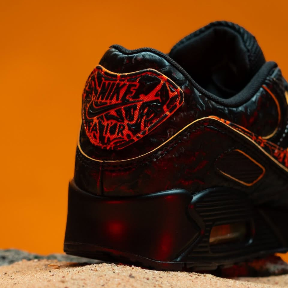 Close-up van de hiel van de Air Max 90 HF3248-001, met glanzende lakstructuur en lava-pattern dat de vulkanische inspiratie laat zien