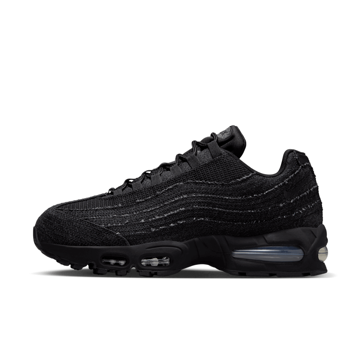 Nike Air Max 95 OG Levi’s Black – frontstreet angle met zwarte denim overlays, zwart mesh basis en subtiele Levi’s red tab; moody unisex fit ideaal voor urban styles