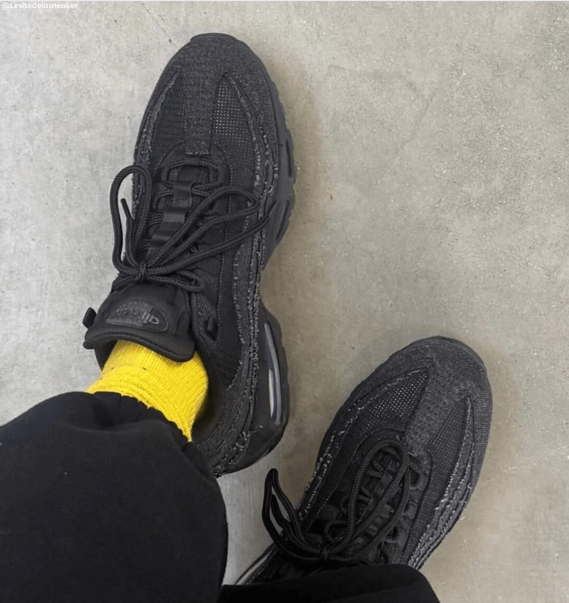 Nike Air Max 95 OG Levi’s Black in‑hand – toont structuur van raw edge denim, matte midsole en Levi's Red Tab; perfect voor review‑ en material-test content