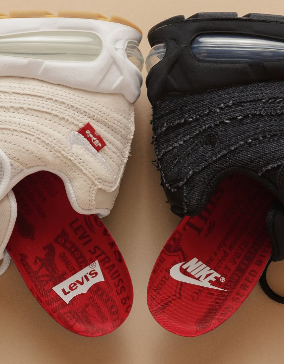 Nike Air Max 95 OG Levi’s Light Orewood Brown in‑hand – toont frayed denim overlays, clean foam midsole en Levi’s tag; perfect voor content creators & review shots