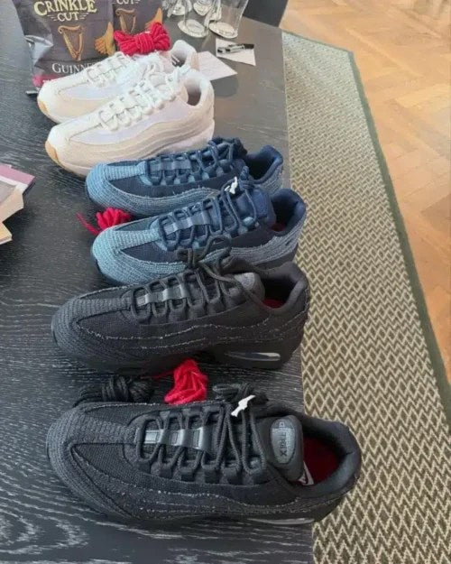 Nike Air Max 95 OG Levi’s Obsidian in‑hand – toont premium woven denim, navy suede details en visible bubble Air unit; veelgevraagde reviewfoto voor sneaker creators