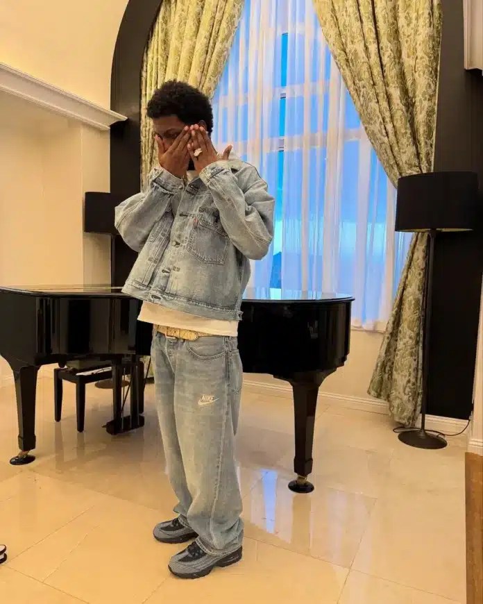 Nike Air Max 95 Obsidian on-feet – gestyled met dark denim cargopants; moody, all-denim urban look trending op TikTok en Instagram
Lilyachty