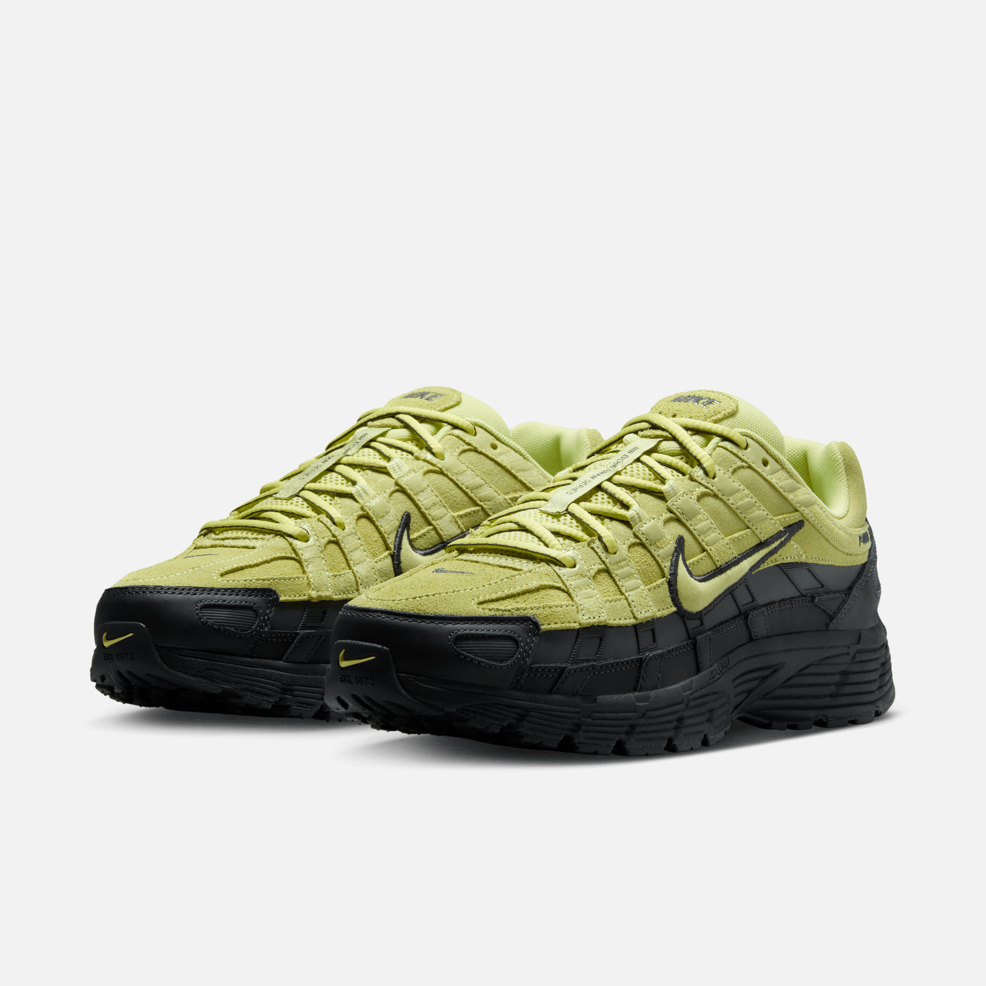 Detail van het ademende mesh, reflecterende accenten en layered design op de Nike P-6000 Limelight Smoke Grey – performance meets street via Snrkickz