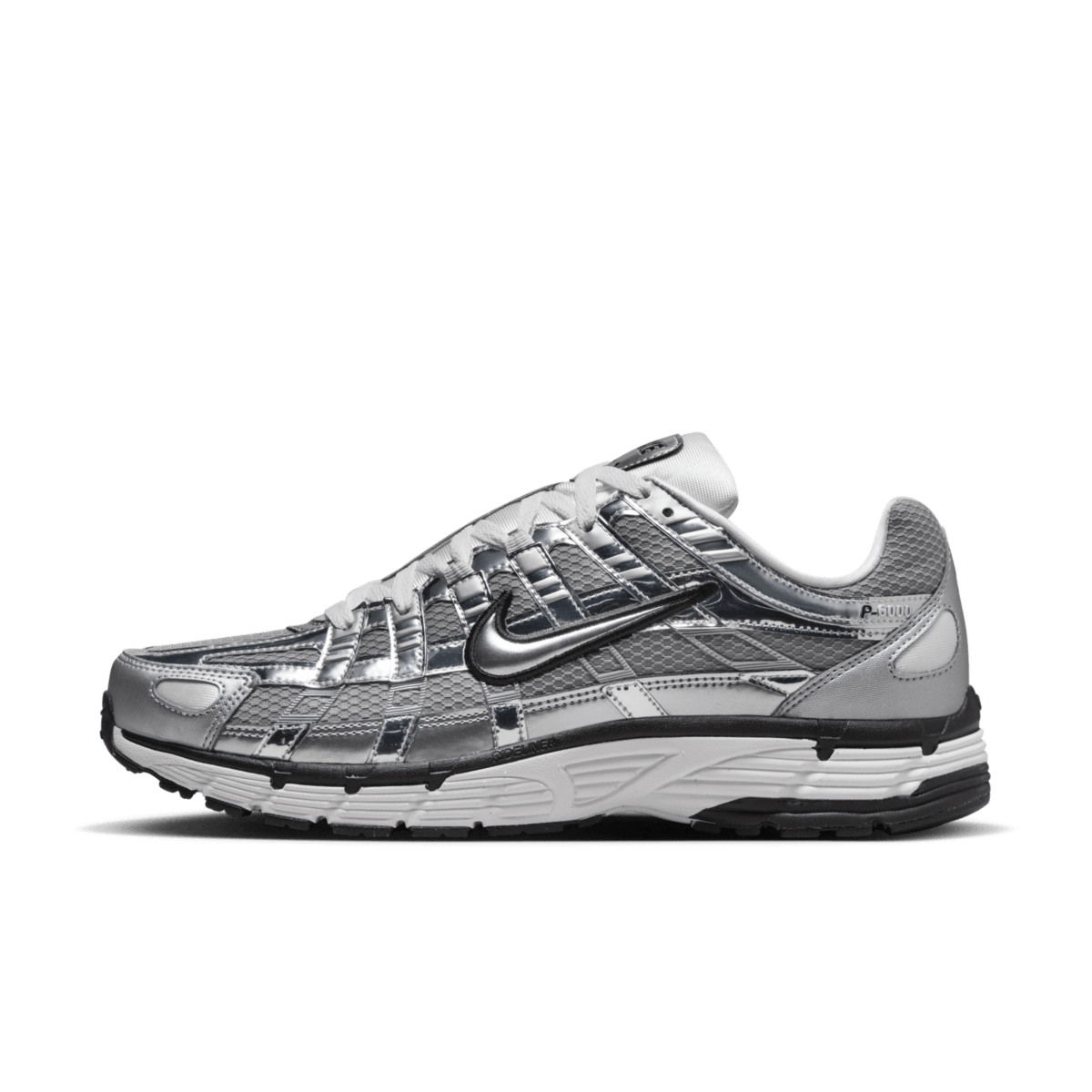 Zijaanzicht van de Nike P-6000 Metallic Silver CN0149-001 met glanzende overlays, mesh upper en zwarte details