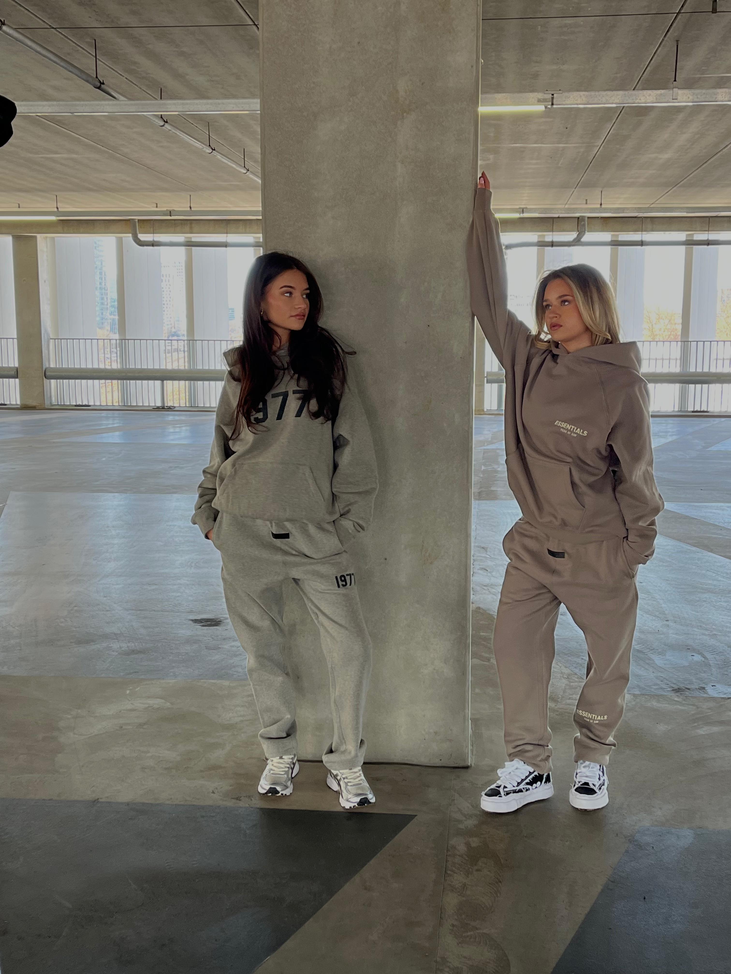 Volledige outfit met Frayed Black OG Sole sneakers gedragen in beton-look parkeergarage, streetwear-styling
