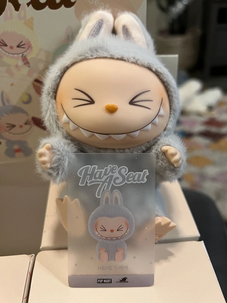 Pop Mart Labubu Have A Seat Hehe – meerdere Hehe plushies in seated pose, pastelroze kleuren en zachte presentatie in displayopstelling