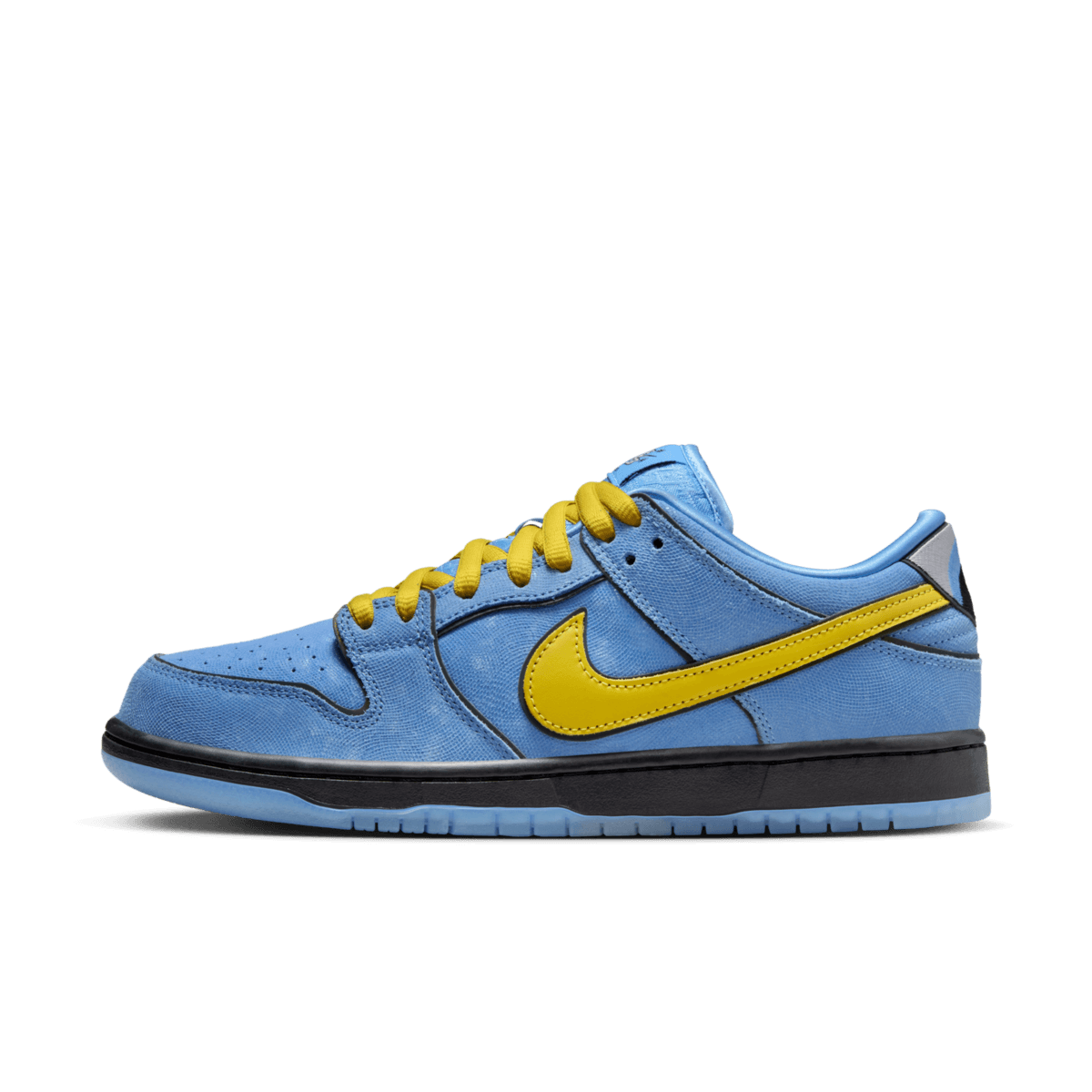 Zijaanzicht van The Powerpuff Girls x Nike SB Dunk Low Bubbles FZ8320-400 met lichtblauwe upper, glanzende overlays en felgele swoosh