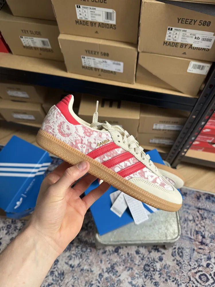 Co-branded schoenendoos van de adidas x Liberty London Samba OG – unieke verpakking met floral design en premium branding via Snrkickz