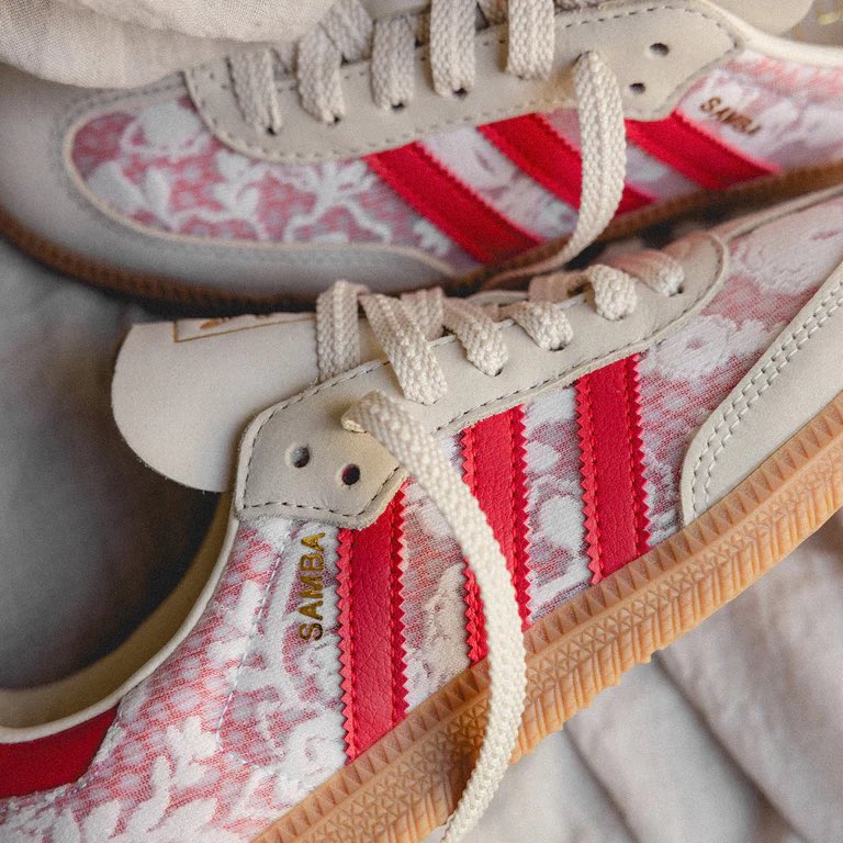 adidas Samba OG Liberty London Better Scarlet on foot – gestyled met casual rok, witte sokken en Britse flair voor een vrouwelijke classic look via Snrkickz