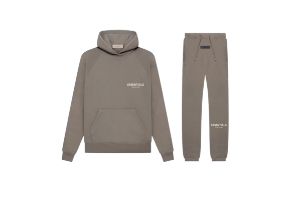 Fear of God Essentials Desert Taupe Full Set met hoodie en joggers in warme taupe tint, minimalistisch design en relaxed oversized pasvorm